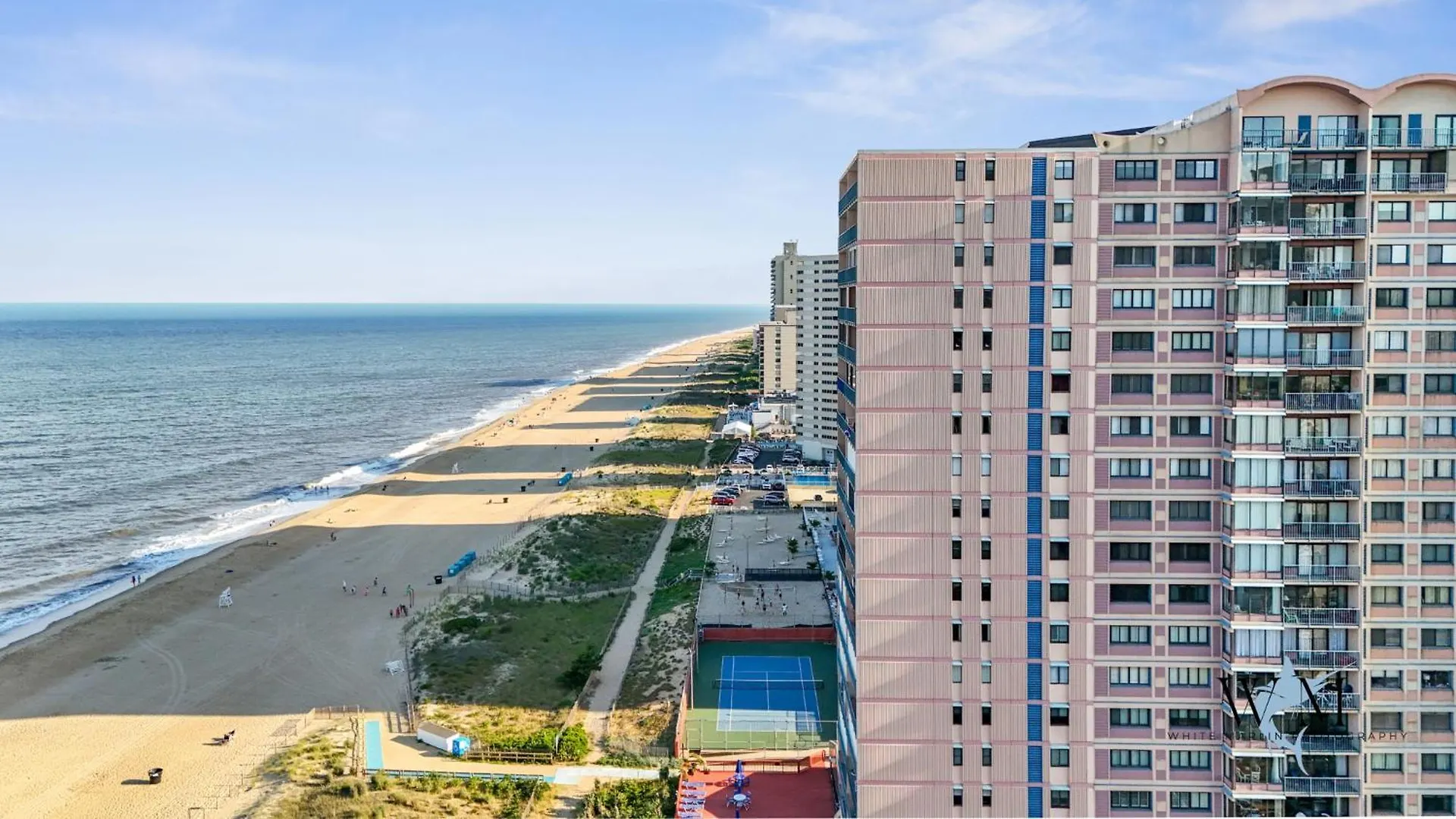 Ocean Front 2 Bedroom Condo At The Capri W Indoor And Outdoor Pool, Tennis Courts, Gym And More! 大洋城