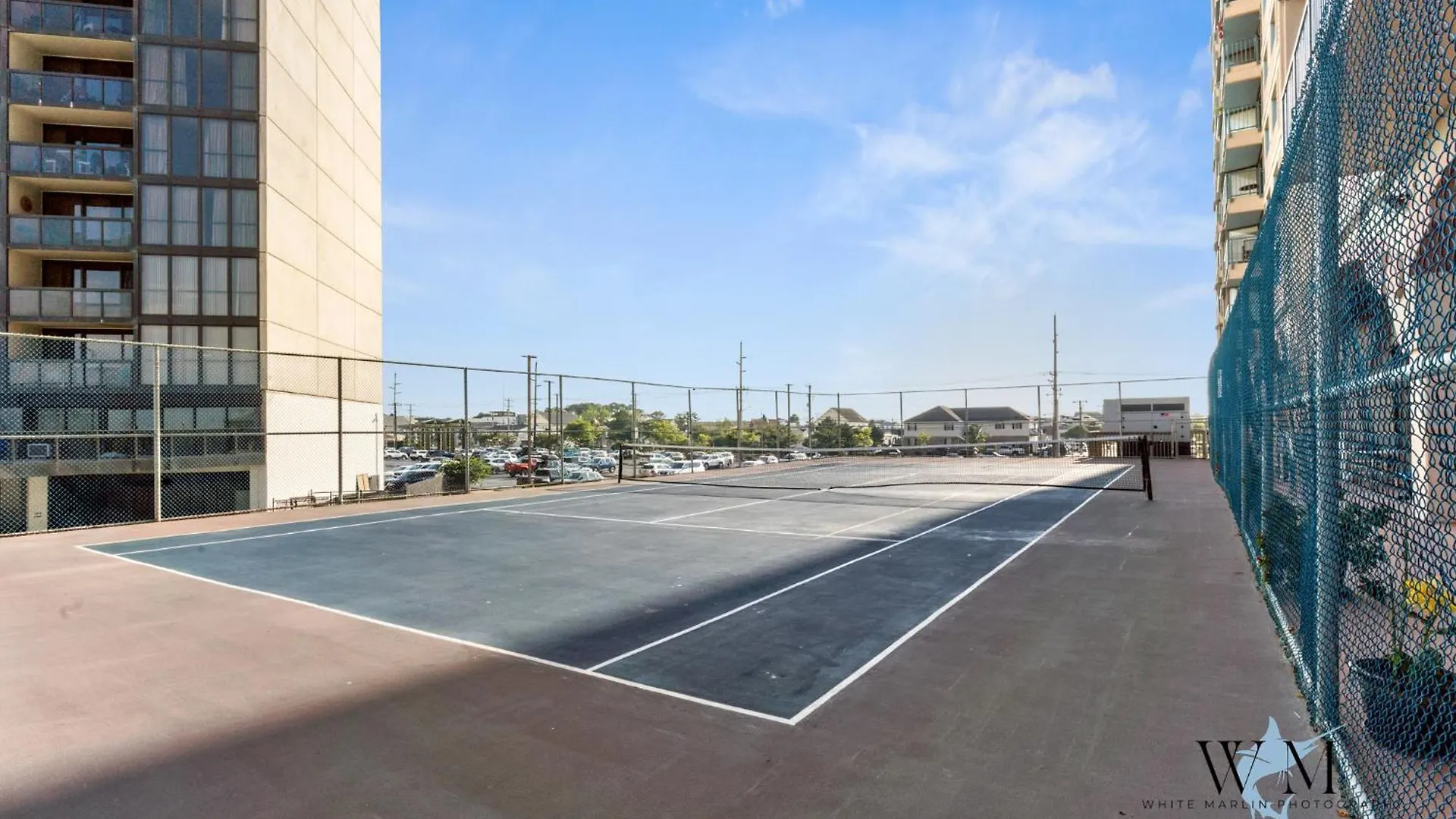 Ocean Front 2 Bedroom Condo At The Capri W Indoor And Outdoor Pool, Tennis Courts, Gym And More! 大洋城