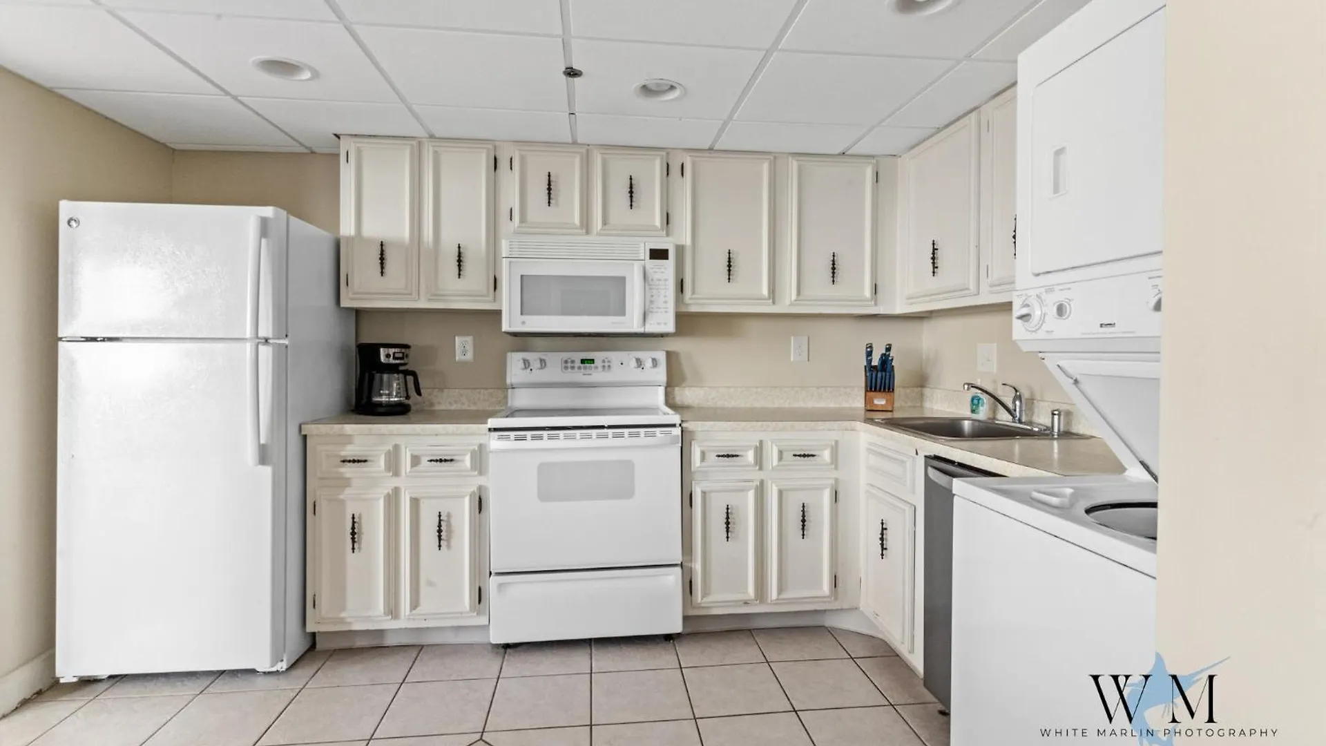 Ocean Front 2 Bedroom Condo At The Capri W Indoor And Outdoor Pool, Tennis Courts, Gym And More! 大洋城 0*,