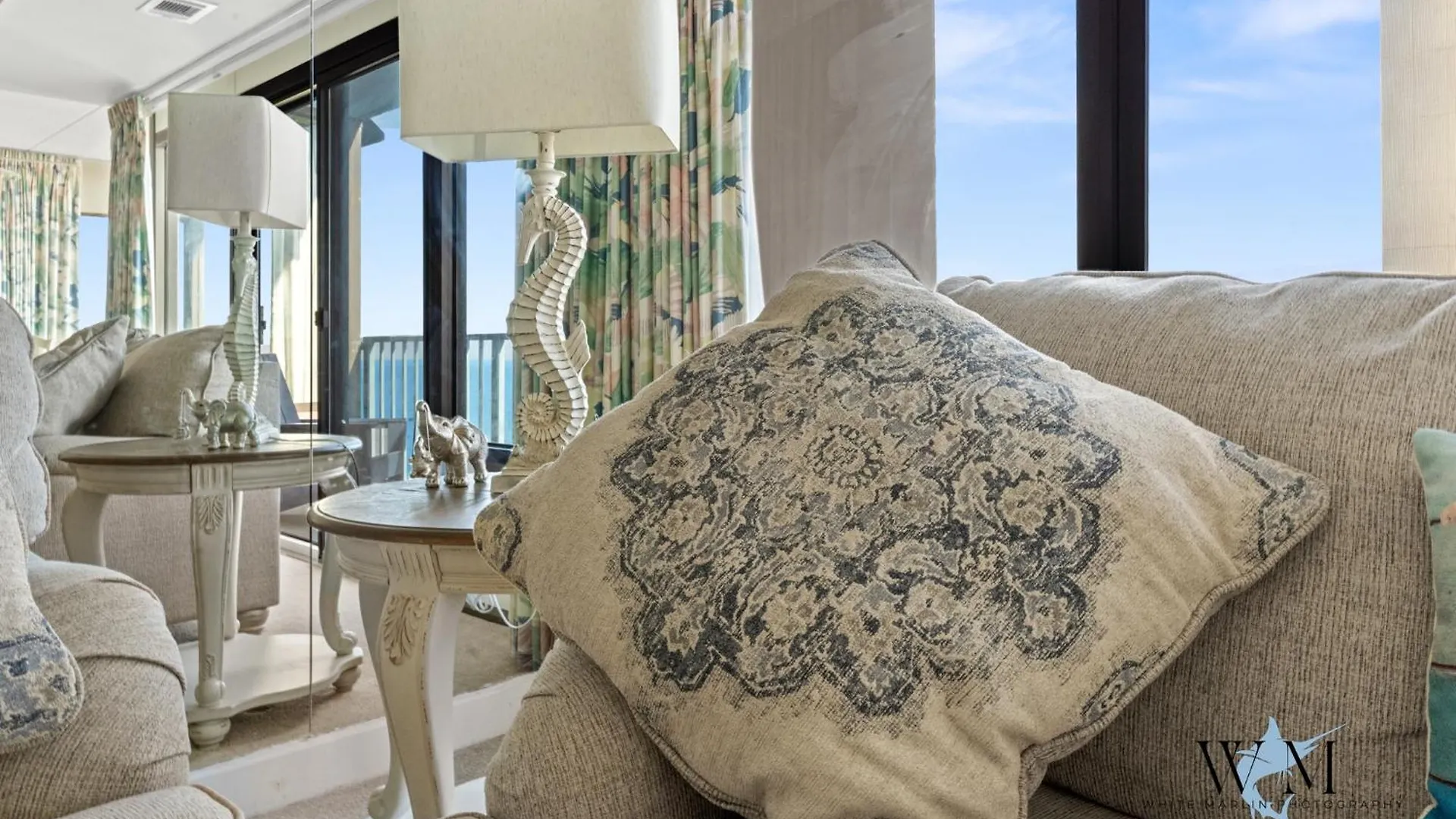 Ocean Front 2 Bedroom Condo At The Capri W Indoor And Outdoor Pool, Tennis Courts, Gym And More! 大洋城